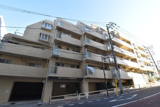 【外観】 | 手入れの行き届いた外壁やエントランスなど、「見ればわかる」レベルで清潔感を保ったマンションです。築年数を感じさせない姿で皆様をお出迎えします。～即日のご見学可能～　お問合せはお気軽にどうぞ。
