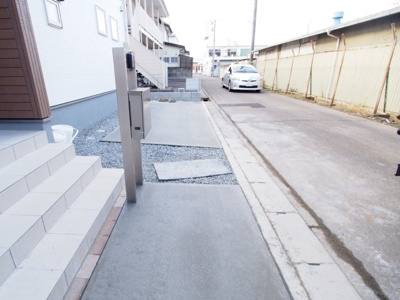 【前面道路含む現地写真】 | Livele Garden.S　郷野目第2　1号棟 | 北側、4.5mの道路に接しています◎