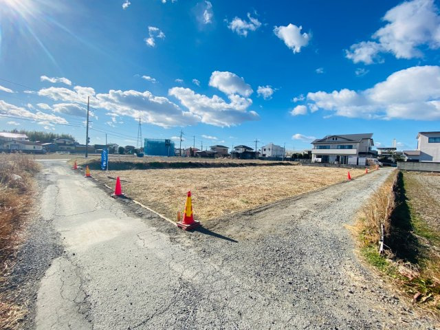 敷地面積143坪　川越市古谷上　売地の前面道路含む現地写真
