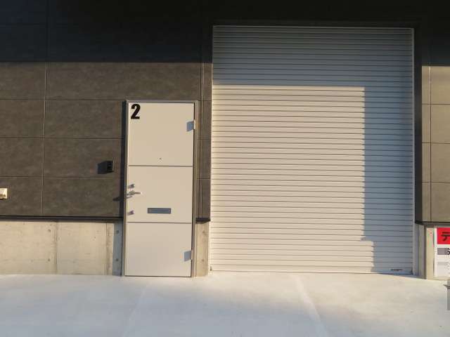 箕面市小野原東１丁目の倉庫の外観