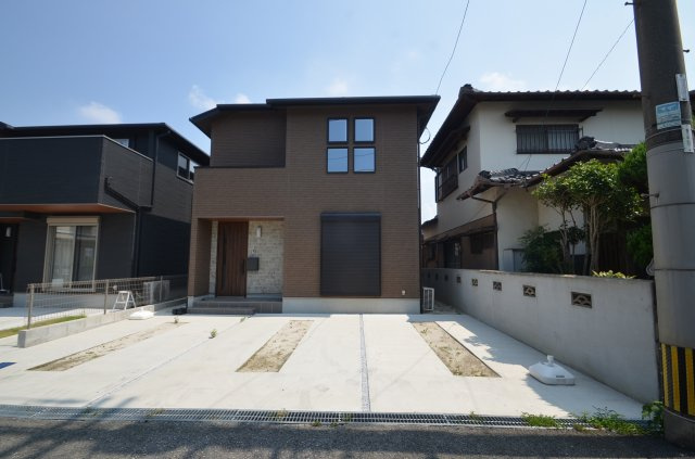 新築住宅　かおっと春日台22Ｂの外観|落ち着いたブラウン外壁です。主寝室の小窓4つがアクセントでいいですね。