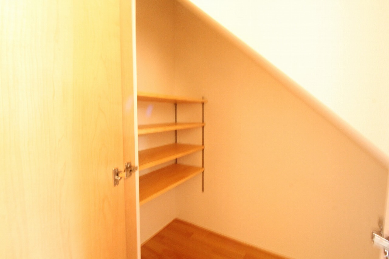 鴨部　新築戸建　1号地の収納|パントリー　可動棚（階段下収納）