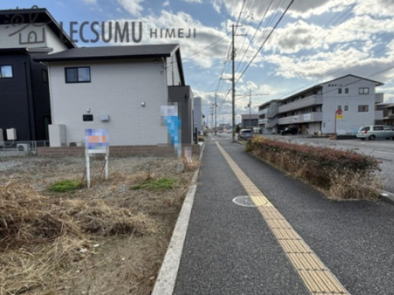 姫路市広畑区小松町2丁目／売土地の前面道路含む現地写真