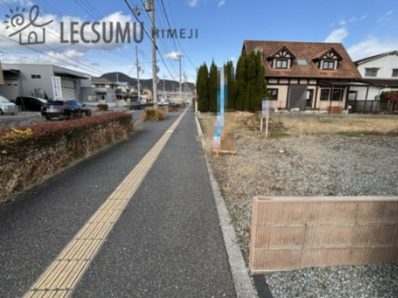 姫路市広畑区小松町2丁目／売土地の前面道路含む現地写真