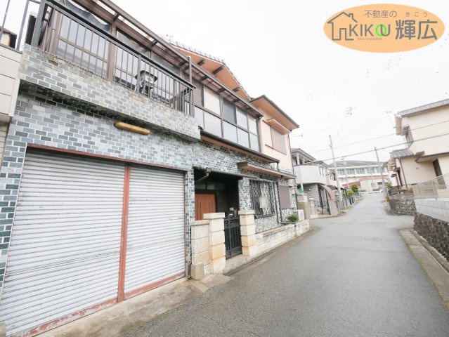 【外観】 | 加古川市平岡町新在家　中古戸建 | 駐車スペースは裏側にもあります。