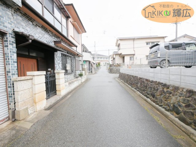 加古川市平岡町新在家　中古戸建の前面道路含む現地写真|角地ですので風通しがとても良いです。
