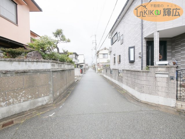 加古川市平岡町新在家　中古戸建の前面道路含む現地写真