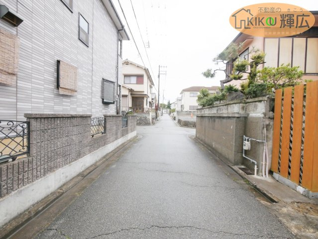 加古川市平岡町新在家　中古戸建の前面道路含む現地写真