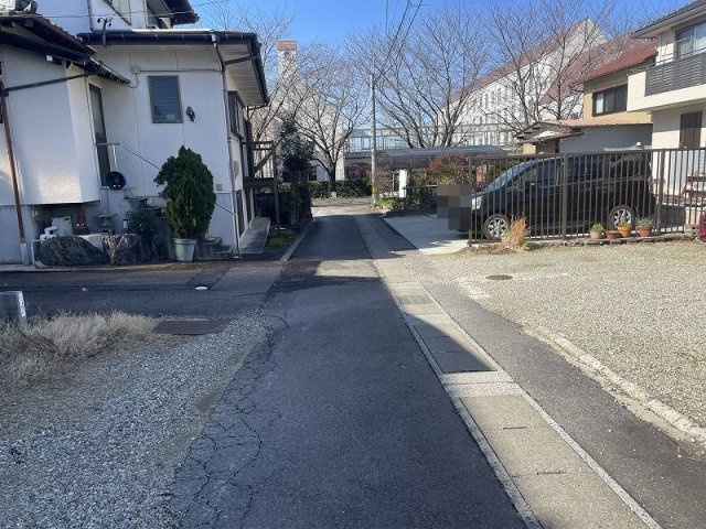 各務原市那加桜町3丁目の前面道路含む現地写真