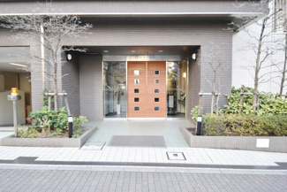 【エントランス】 | オートロックを備えた、マンションのエントランス。やはりセキュリティの観点は欠かすことができません。皆様を“安全”に送り出し、出迎えてくれます。～即日のご見学可能～　お問合せはお気軽にどうぞ。