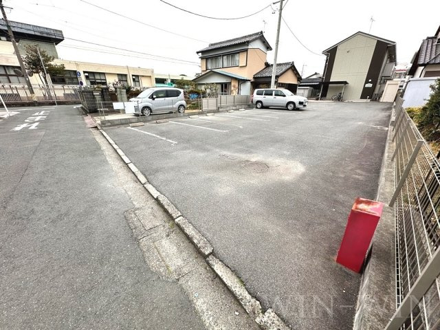 クレール石塚の駐車場