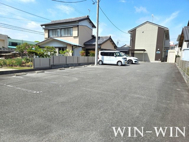 クレール石塚の駐車場