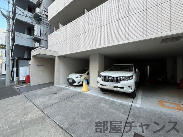 プログレッソ鶴舞の駐車場