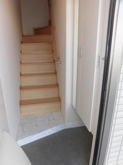 マール・ビビ B棟の玄関|B203 玄関