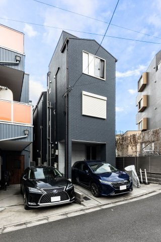 【外観】 | 池袋3丁目中古戸建て | 濃色のサイディングボードを採用しモダンな外観デザイン。