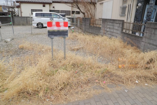 【外観】 | 家を建てる場合、方位は要チェックです。現実的に日当たりのよい家ならばリビングは南側、建築基準法でも北側に当たる家への配慮は求められています。土地を見学に行く際は、方位磁針を持って行くようにしましょう。