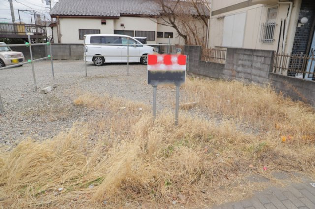 【外観】 | 土地を買う際、住む地域の自治体や福祉の補助制度にも注目してみましょう。子供や老人の医療補助やゴミ出しのルールなど、自治体によってルールに大きな違いがあるため、暮らしやすい土地で判断するとよいでしょう。