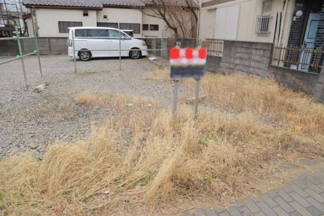 【外観】 | 土地の前の道路に消火栓が設置されていることがあります。この場合、道路交通法第45条第1項により、駐車禁止の場所が指定されています。そのため、車庫などの駐車スペースをつくることができない場合があります。