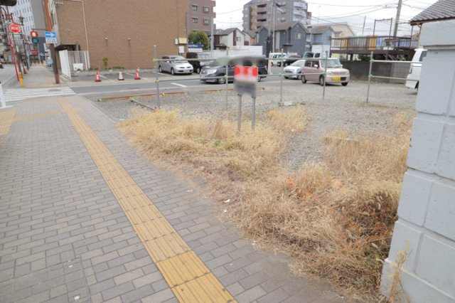 【外観】 | 現地に行くなら、物件の周囲の地形がどうなっているかを見ることも大切です。周辺より低くなっている土地では、大雨などで水が集まりやすいため、地盤が弱くなっているということも考えられるため、注意が必要です。
