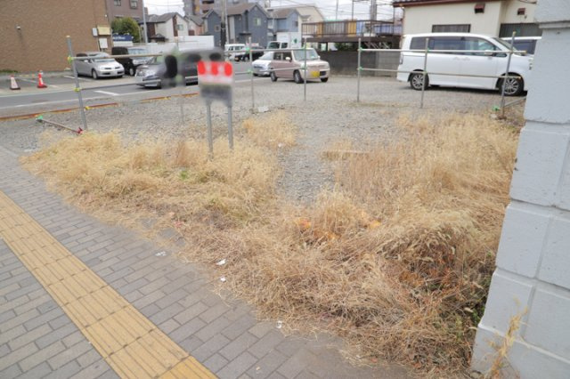 【外観】 | 隣家の土地はどうなっているのか、生活利便施設が近くにあるのか、学校まで近いかなど、お客様のライフスタイルにあわせたイメージが重要です。また、近くにあると困る施設が近くにないかも確認するといいでしょう。