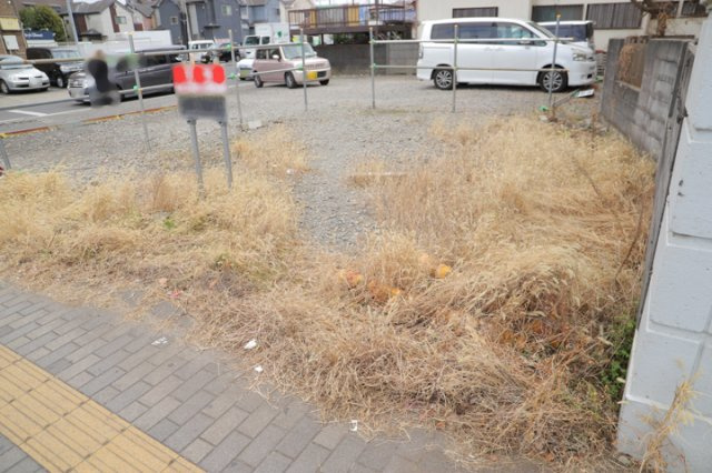 【外観】 | 土地購入を検討されている場合、境界杭がない状態で購入してしまうと境界確定測量をする必要があり、費用がかかります。購入の前に、売主、隣土地所有者立ち合いのもと境界を確定し境界杭を設置するのがベストです。