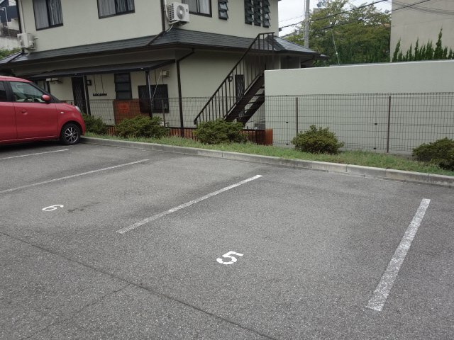 クレール有瀬の駐車場