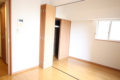 8.4帖洋室　二面採光の取れたお部屋◎