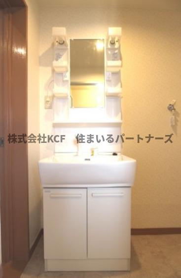 コーポワンセルフの洗面所|明るい洗面所です