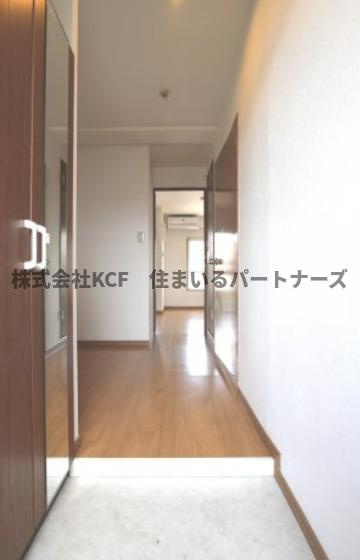 コーポワンセルフの玄関|収納もある玄関です