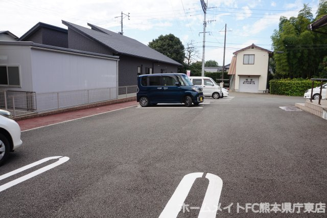 上益城郡益城町大字福富のアパートの駐車場