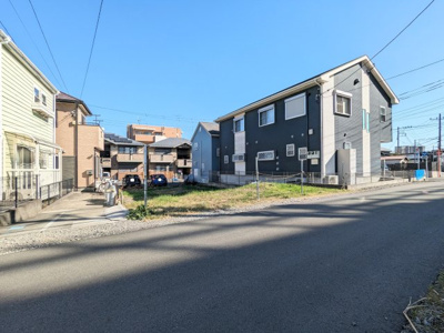 【前面道路含む現地写真】 | 「厚木駅」徒歩７分♪整形地の売地（更地） | 近隣には「ららぽーと」をはじめ大型商業施設が充実しております。３路線が乗り入れ都心へのアクセス良好！高速道路は「圏央道路」「東名高速道路」利用可能です。車移動も便利です