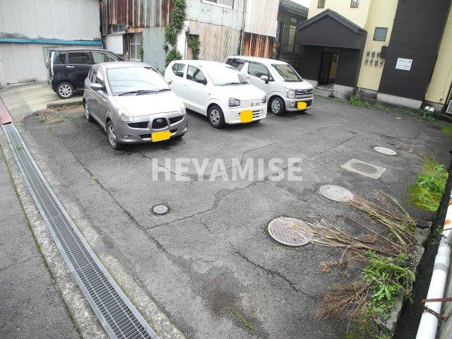 プチメゾン旭の駐車場