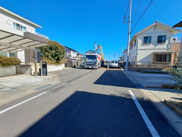 新築　高崎市足門町第7　クレイドルガーデン　1号棟の前面道路含む現地写真|西側接道幅員約9ｍ　東側接道幅員約5ｍ