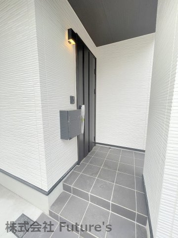 三郷市谷中　新築戸建　全1棟のエントランス|玄関アプローチ