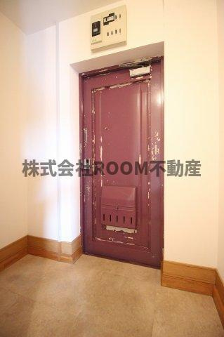 リ・バースコート宮丸の玄関|収納もある玄関です