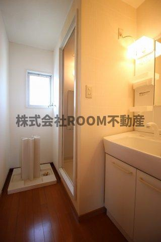 リ・バースコート宮丸の洗面所|明るい洗面所です