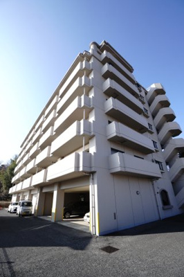 【外観】 |  【上質リフォーム】グラン・ドムール地御前 | 【耐震性】
耐震性の高さを判断するポイントは、
建築確認申請日が1981年6月1日以降の
新耐震基準に適合しているかどうか。
震度６程度の大地震でも
建物が崩壊しないレベルが基準になりました。