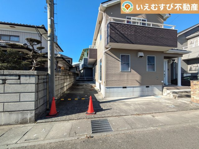 熊谷市瀬南　中古戸建の駐車場|2台駐車可能なスペース完備
しっかり舗装してある駐車スペースで天気が悪く足元が悪い日でも乗り降りしやすい♪