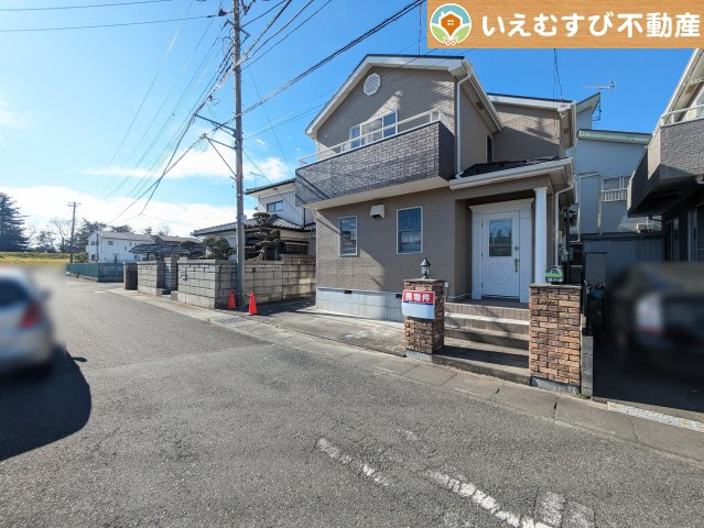 熊谷市瀬南　中古戸建の前面道路含む現地写真|充分な広さの前面道路
間口が広くお車の出し入れも問題なく行えるスペースが確保されています♪
