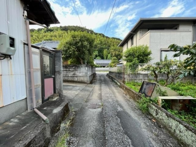 土佐市新居の前面道路含む現地写真