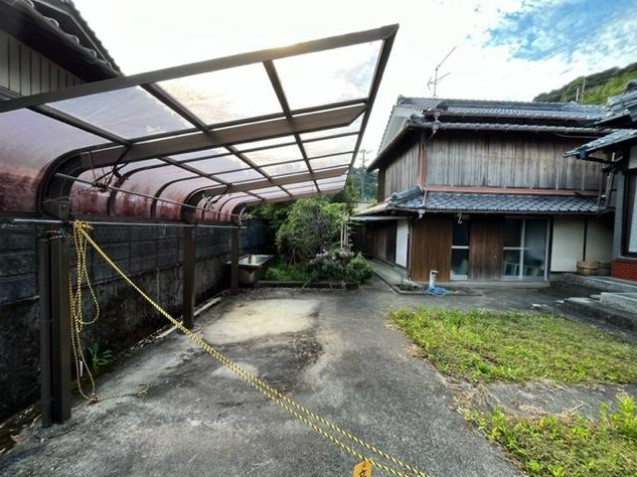 土佐市新居の駐車場