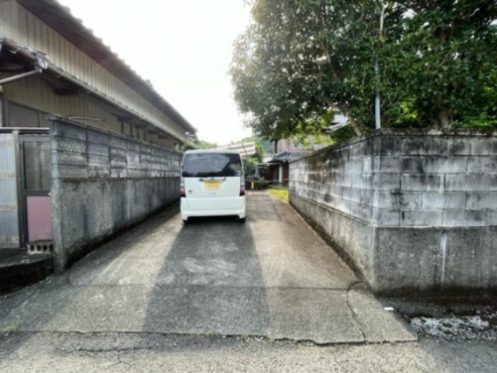 土佐市新居のエントランス|エントランス奥にカーポートがあります。このエントランス部分にも2台駐車可能です。