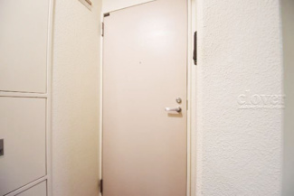 【その他共用部分】 | 皆様をお迎えする、お部屋の玄関ドア。開けやすさや開放角度、ドアノブの操作しやすさや鍵の形状などを、現地で一度ご確認ください。～即日のご見学可能～　お問合せはお気軽にどうぞ。