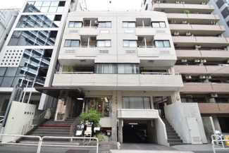 【外観】 | 手入れの行き届いた外壁やエントランスなど、「見ればわかる」レベルで清潔感を保ったマンションです。築年数を感じさせない姿で皆様をお出迎えします。～即日のご見学可能～　お問合せはお気軽にどうぞ。