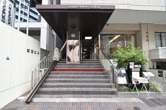 【エントランス】 | オートロックを備えた、マンションのエントランス。やはりセキュリティの観点は欠かすことができません。皆様を“安全”に送り出し、出迎えてくれます。～即日のご見学可能～　お問合せはお気軽にどうぞ。