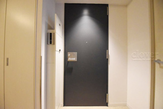 【その他共用部分】 | 皆様をお迎えする、お部屋の玄関ドア。開けやすさや開放角度、ドアノブの操作しやすさや鍵の形状などを、現地で一度ご確認ください。～即日のご見学可能～　お問合せはお気軽にどうぞ。
