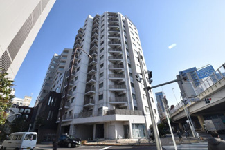 【外観】 | 青空によく映える建物です。手入れの行き届いた外壁やマンション正面エントランスなど、綺麗な姿をぜひ一度、現地にてご覧ください。～即日のご見学可能～　お問合せはお気軽にどうぞ。
