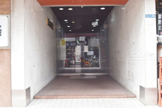 【エントランス】 | お客様を、そして住人を出迎えてくれるマンションのエントランス。ゴミが落ちていないことからも、管理状態の良さや住民の節度の高さが見て取れます。～即日のご見学可能～　お問合せはお気軽にどうぞ。
