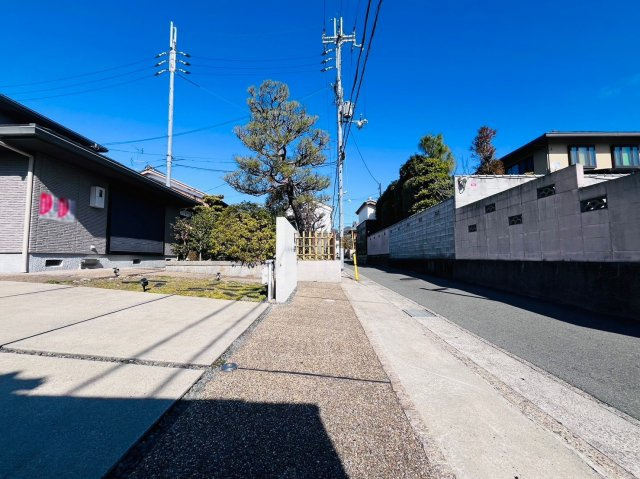 太秦中筋町の前面道路含む現地写真|前面道路は車通りの少ない前道です♪
玄関から道路までも距離があるのでお子様の飛び出しなどにも安心です！