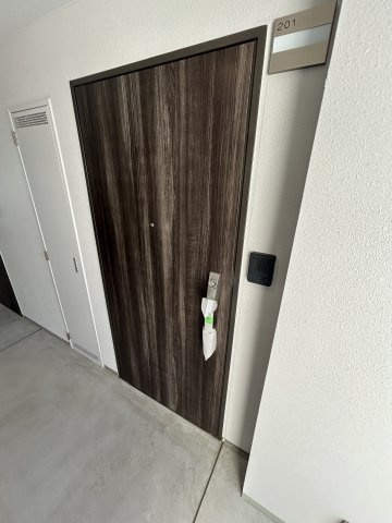 NEUA　NARUMIの玄関